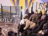 Бой пред бежански център в Париж заради минусовите температури (Видео)