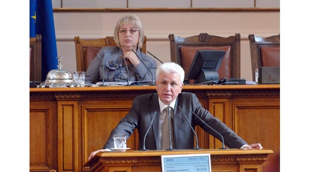 Преди да падне от власт, Бисеров бе зам.-председател на Народното събрание.