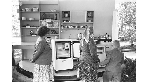 Съветските бабушки и дами с часове чакат, за да посетят изложбата с американските иновации в кухнята.