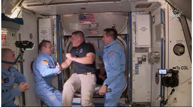 Боб Бенкен и Дъг Хърли пристигат в Международната космическа станция, където ги посрещат американският астронавт Крис Касиди и двама руски космонавти.

СНИМКИ: РОЙТЕРС