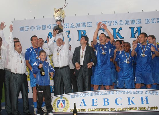 Емил Велев вдига шампионската купа през 2009 г. СНИМКА: АНДРЕЙ МИХАЙЛОВ