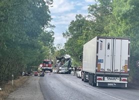 След жестоката катастрофа с румънски автобус, взела 4 жертви тази нощ, нов тежък инцидент по пътищата край Велико Търново беляза Преображение.
Снимка:  Дима Максимова