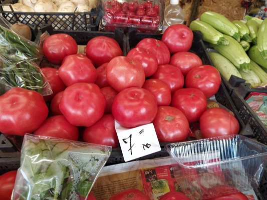 7 лева са и доматите на пазара на Гребната база.