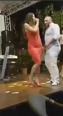Двамата танцуват на хита 