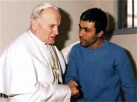 
Али Агджа получава опрощение от папа Йоан Павел II.
СНИМКИ: АРХИВ “24 ЧАСА”
