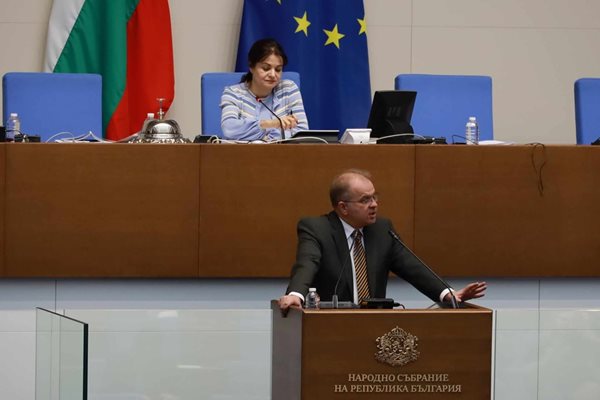 Радомир Чолаков: Ще предложа министрите  да могат да са с двойно гражданство. Никола Минчев: За тях не е подходящо