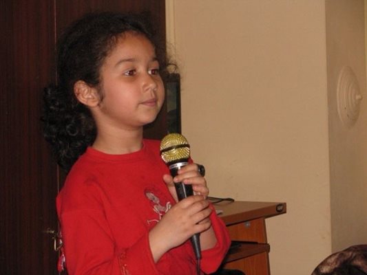 От 5-годишна възраст Надежда се занимава с музика.