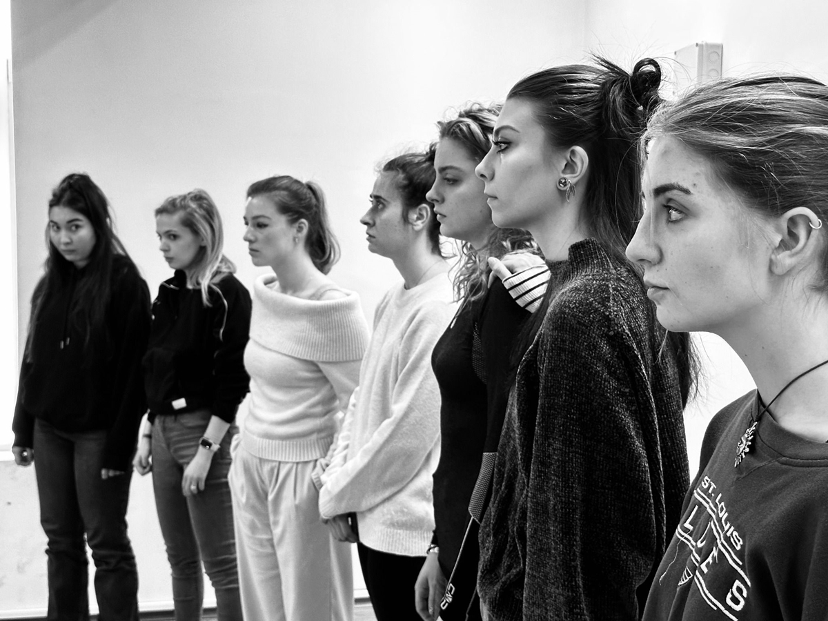9 студентки от класа на Ивайло Христов в новия спектакъл на Ованес Торосян