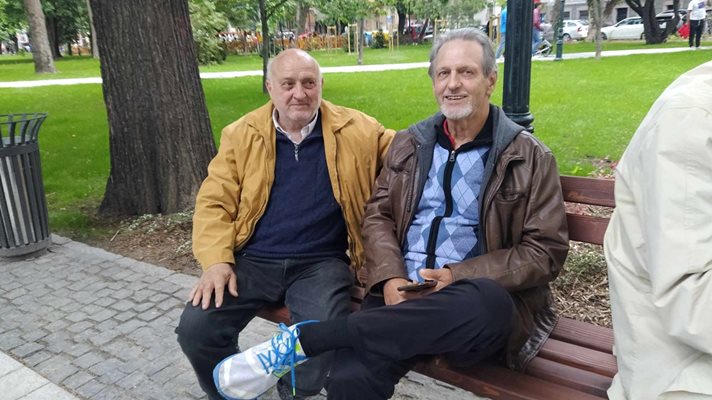 Бившият кмет на район "Централен" Димитър Хаджипетров (вляво) не вижда големи промени в ремонта на Градската градина.