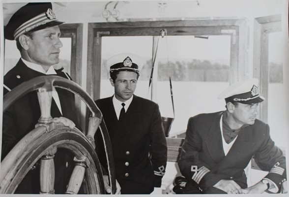 Първи капитан на кораба "Радецки" през 1966 г. става Никола Трифонов /вдясно, вперил поглед напред/. Снимката е от личвия архив на съпругата на капитана Веселина Трифонова.