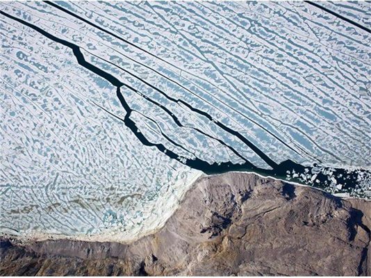 Снимка, направена от хеликоптер през юли 2009 г., показва, че от ледника Петерман скоро ще се отчупи голям айсберг.