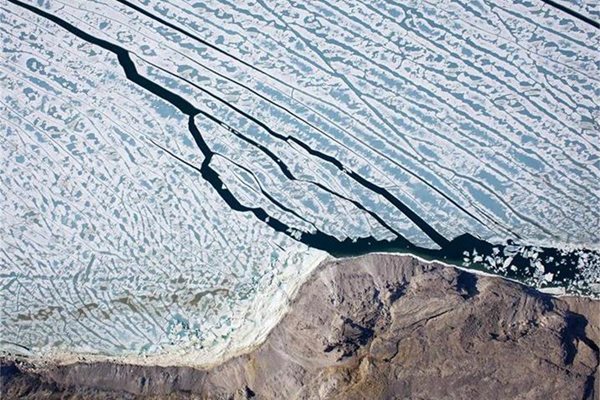 Снимка, направена от хеликоптер през юли 2009 г., показва, че от ледника Петерман скоро ще се отчупи голям айсберг.