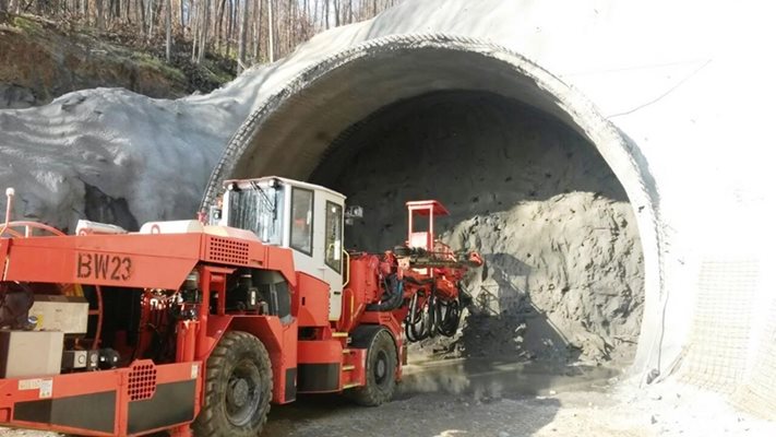 Напредва строителството на 540-метров тунел, част от третия етап от изграждането на обхода на Габрово, съобщиха от Агенция "Пътна инфраструктура". Снимки АПИ