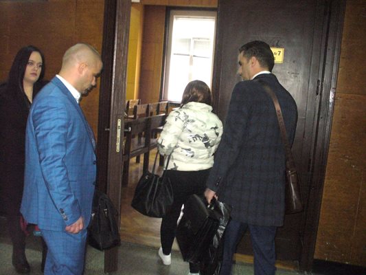 Мария Гиздева /на преден план/ влиза в съдебната зала, придружена от двамата си адвокати.
