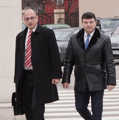 Живко Мартинов (вдясно) и адвокатът му Христо Ботев вървят към специализирания съд.