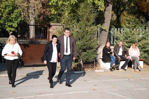 Славчо Атанасов гласува заедно със съпругата си Елeна.