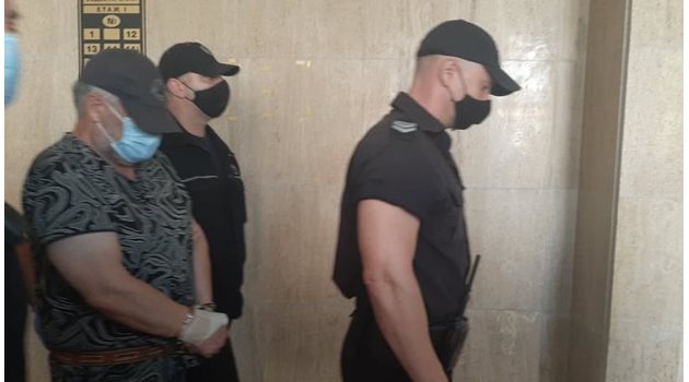 Полицаи водят Рагевски към съдебната зала.