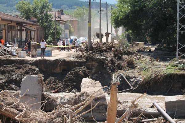 Специалисти ще огледат пострадалите къщи в карловските села.