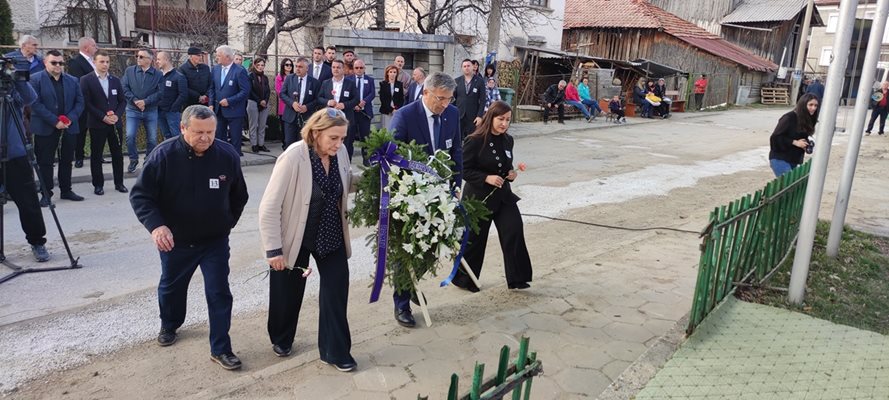 Евродепутатът Искра Михайлова и председателят на ДПС Мустафа Карадайъ поднасят венец на паметника на загиналите във възродителния процес в село Барутин