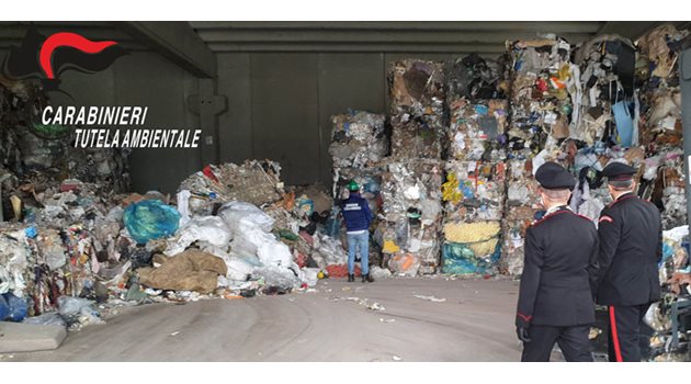 Карабинери разглеждат незаконни отпадъци край Милано.