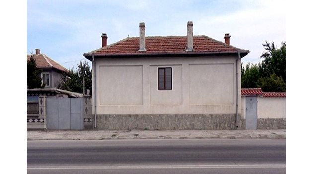 Къщата на баба Елена в Първомай, откъдето измамниците измъкнали крупната сума.