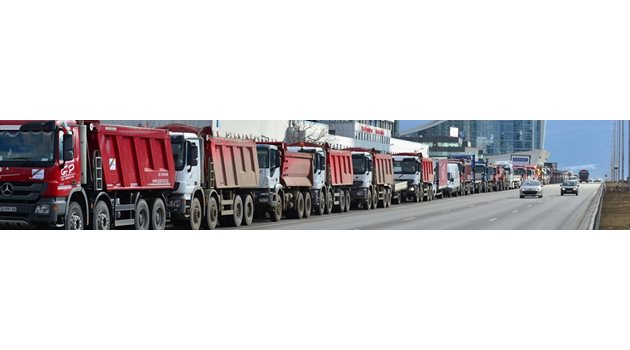 В сряда сутринта около 1000 тежки машини заеха около 10 км от столичния булевард “Цариградско шосе” на изхода от София. Строителите ги изкараха в знак на мирен протест в защита на бранша.