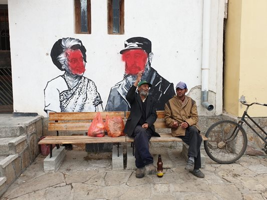 Образите на Индира Ганди и Фидел Кастро за замазани с червена боя