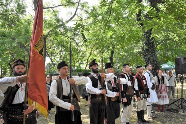 Мястото на церемонията е паметникът до бившите хали в кв. "Кючук Париж".