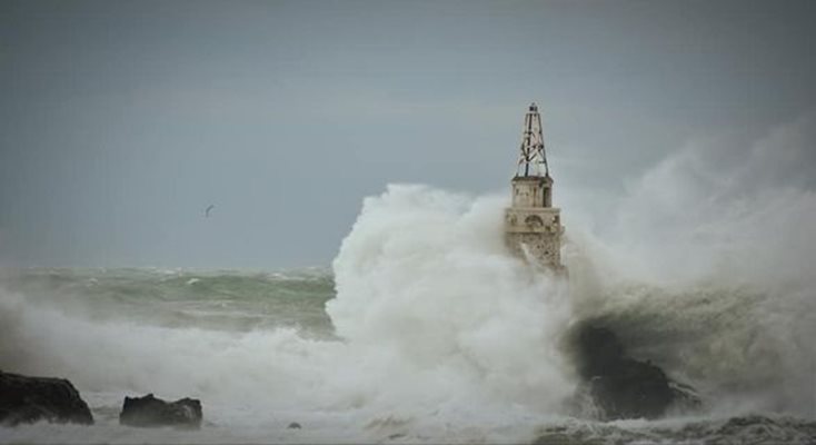 Вълните се разбиват във фара на Приморско. Снимката е от профила на брадъра Здравко Василев от преди ден