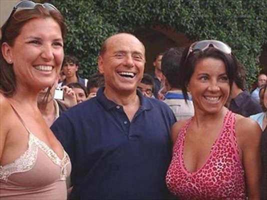 Берлускони иска забрана на снимки с млади момичета