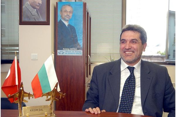 Портрет на лидера Ахмед Доган стоеше в кабинета на Касим Дал до последния му ден като зам.-председател на ДПС.
СНИМКА: “24 ЧАСА”
