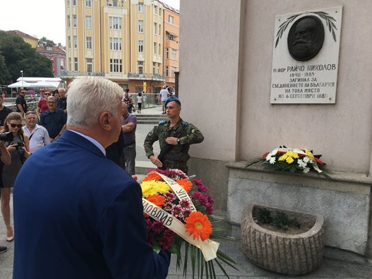 Здравко Димитров се прекланя пред един от героите на Съединението.