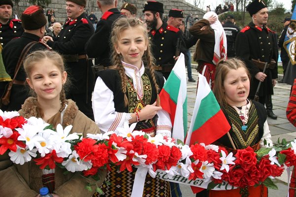 Мало и голямо се качи на Бунарджика да почете освободителите на България. 