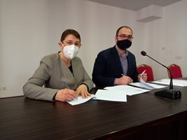 Тони Симидчиева и Пламен Панов подписаха договора за реализацията на проекта.