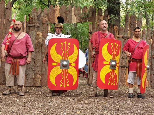 Римски войници с пълно бойно снаряжениe.