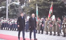 Кирил Петков посрещна премиера на Северна Македония с официална церемония (Видео, снимки)