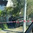 Колата се е забила в оградата на къща, разбивайки входната врата

Снимка: I see you КАТ Велико Търново/ Боян Иларионов