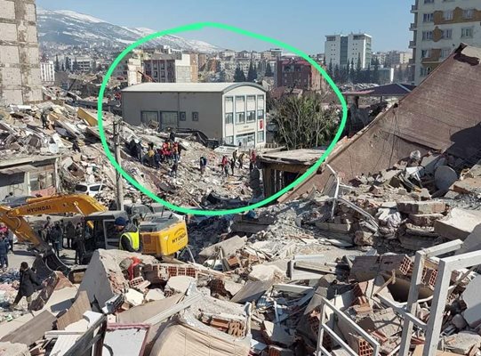 Единствено сградата на строителните инженери в Турция остана непокътната след земетресението
СНИМКА: Twitter/ Mahir Ulutas