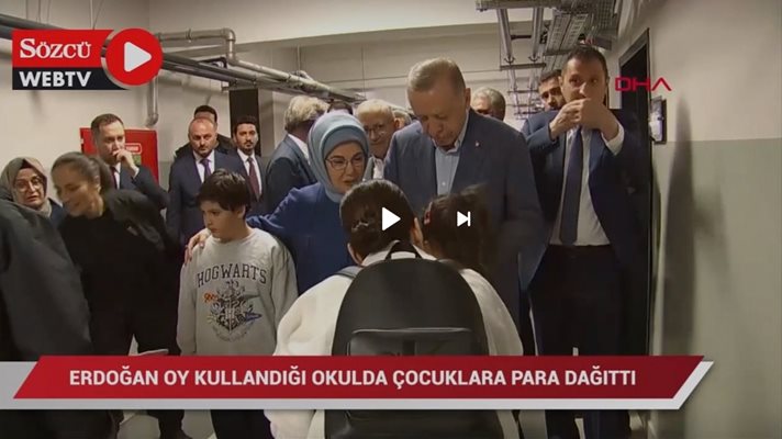 Реджеп Тайип Ердоган и г-жа Емине радват децата с банкноти