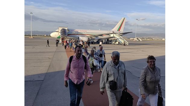 Кацна самолетът с 92 българи, евакуирани от Израел Снимка: Румяна Тонева
