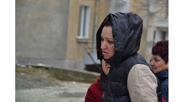 Майката на убитата 7-годишна Дамла се прибра в Момчилград. Снимка НЕНКО СТАНЕВ