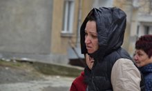Майката на убитата Дамла се прибра в Момчилград след ареста