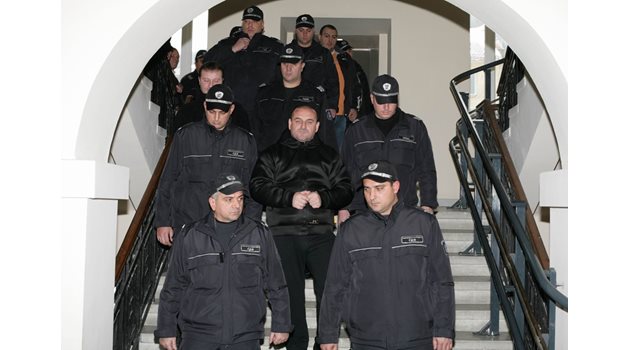 Съдебни охранители конвоират Васил Костов - Кеца