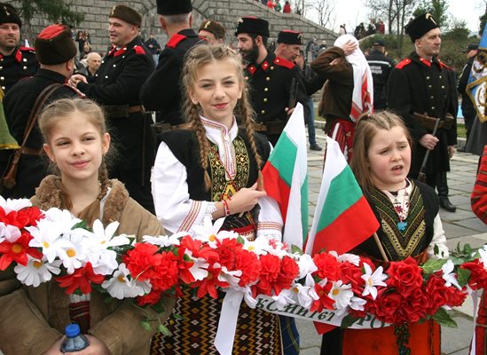 Мало и голямо се качи на Бунарджика да почете освободителите на България. 