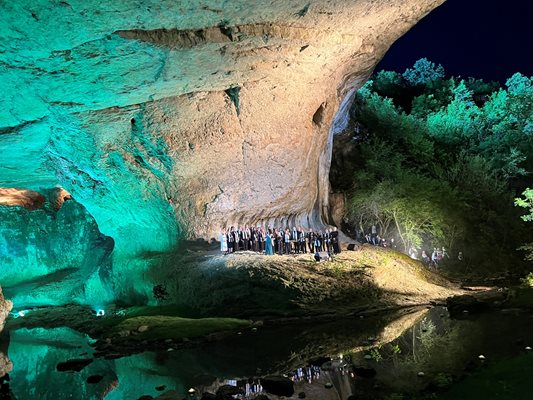 Пещерата Божия мост е естествено устроена като концертна зала с две сцени, задкулиси и удобни преходи между тях.