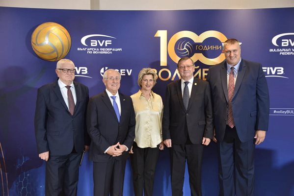 Министър Весела Лечева се срещна с президента на международната федерация по волейбол д-р Ари Граса и Александър Боричич, който е начело на европейската конфедерация. СНИМКА: Йордан Симеонов
