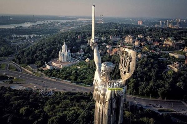 Монтираха тризъбец вместо герба на СССР на паметника на Родината в Киев