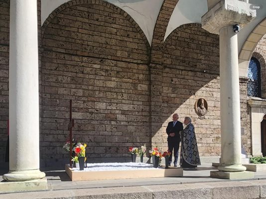 Димитър Главчев отиде с отец Кирил на гроба на Патриарх Неофит
СНИМКА: Facebook/Dimitar Glavchev