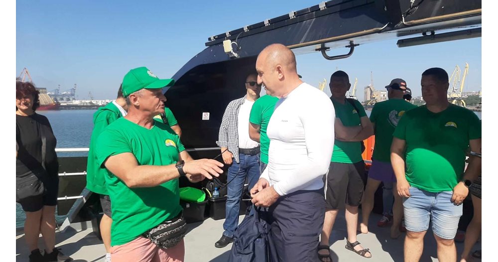 Le président Radev plonge près de l'île de « Sainte Anastasia » et nettoie les fonds avec des plongeurs de Bourgas (photos et vidéo)