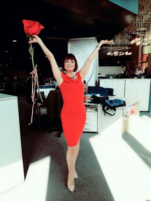 Мариана Векилска снима стилна фотосесия в студиото си - с червена роза и червена рокля.